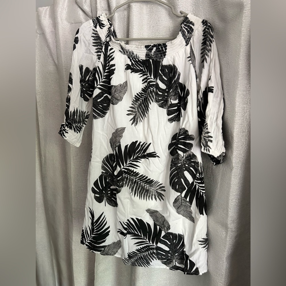 Old navy black and white leaf pattern